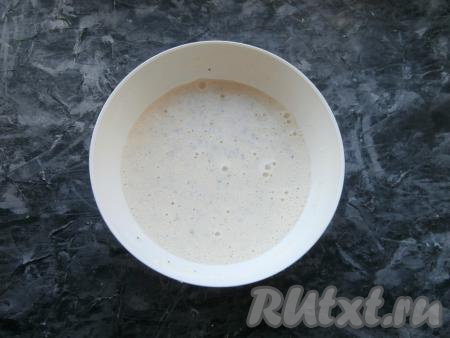 Влить растительное масло и снова хорошо перемешать венчиком блинное тесто. Оно получится не слишком жидким, но и не густым. Оставить маковое блинное тесто при комнатной температуре на 15 минут.