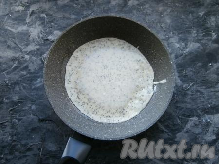 Смазать сковороду растительным маслом, нагреть её и влить несколько столовых ложек теста, распределяя его по всему дну сковороды.