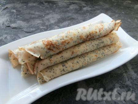 Готовые блины можно свернуть трубочками или сложить вчетверо - как вам будет удобно.