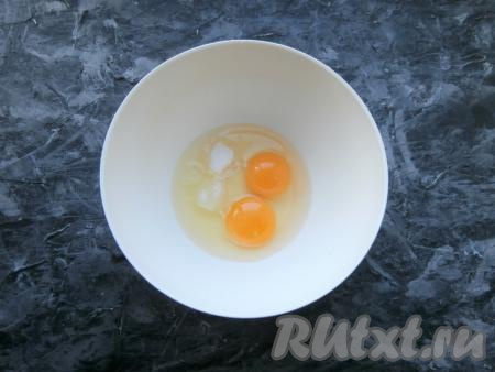 Яйца разбить в достаточно глубокую миску, добавить к ним сахар, соль и ванильный сахар.