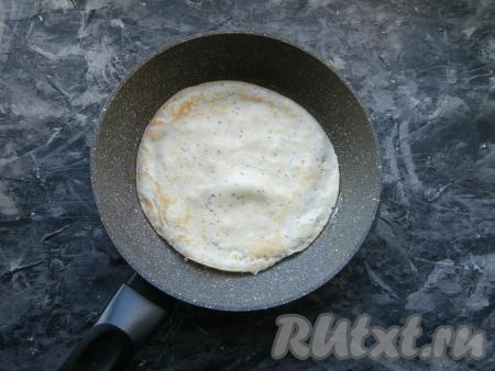 Жарить маковый блинчик, как обычно, на среднем огне до румяности с двух сторон, затем переложить на плоскую тарелку. Сковороду смазывать маслом нужно только для жарки первого блина, остальные маковые блинчики можно жарить на сухой сковороде, огонь держать средний. Пожарить блины из оставшегося теста.