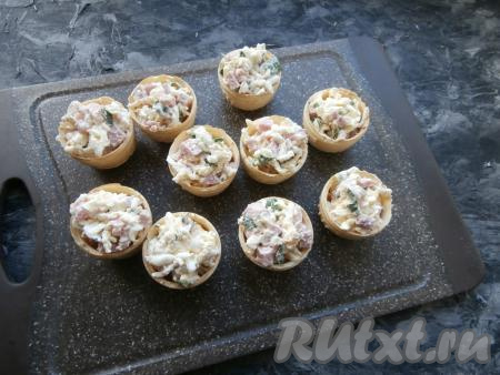 Тщательно перемешать и полученной массой наполнить тарталетки.