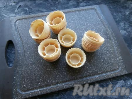 Подготовить вафельные тарталетки. Форма может быть абсолютно любой.