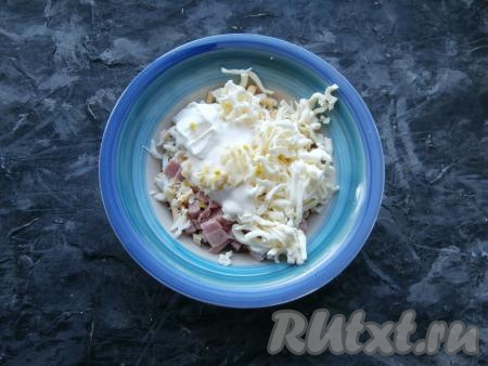 Сюда же выложить измельчённый чеснок.