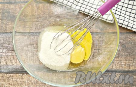 Сливочное масло растопить в микроволновке (или на водяной бане), дать ему немного остыть. Теперь приступим к замешиванию песочного теста для вафель, для этого в миску нужно разбить куриные яйца, добавить соль, всыпать сахар и ванилин, взбить миксером в течение 2 минут (до образования однородной, пышной массы).