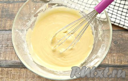 Перемешать тесто на низких оборотах миксера (или венчиком). Песочное тесто для приготовления вафель должно получиться однородным, в меру густым.