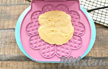Подготовить электровафельницу в соответствии с инструкцией. Выложить в центр разогретой поверхности вафельницы 2 столовые ложки теста, закрыть крышку.