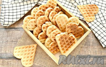Домашние песочные вафли готовы. Они получаются приятно похрустывающими и очень вкусными, подать их можно с мёдом, сгущёнкой, вареньем к стакану молока, чашечке чая или кофе. Если у вас есть электровафельница, обязательно испеките вафли по этому рецепту для себя и своих близких!