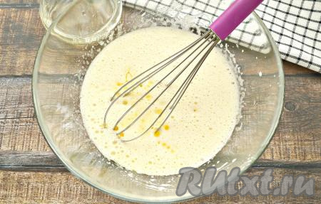 В получившуюся сладкую яичную массу влить растительное и не горячее сливочное масло, коньяк (или водку), взбить 1 минуту.