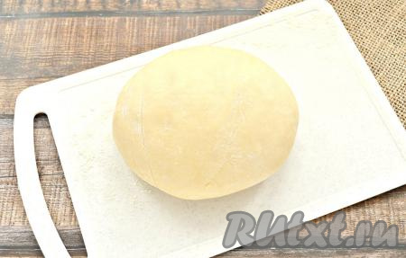 Замесим для мантов тесто, для этого в широкую миску нужно просеять 3 стакана муки, добавить соль, перемешать. В центре муки сделать воронку, в которую нужно разбить яйцо, влить растительное масло и тёплую кипяченую воду, перемешать, замешивая эластичное тесто, которое не должно липнуть к ладоням. В процессе замеса, при необходимости, можно добавить ещё немного муки. Тесто убрать в целлофановый пакет и поместить в холодильник.