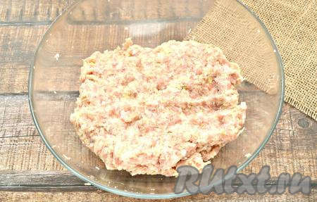 Фарш с капустой хорошо перемешать и начинка для мантов готова.