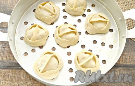 Поддон мантоварки смазать растительным маслом. Выложить на поддон манты, оставляя между ними пространство.