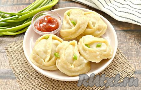 Готовые сочные, вкусные, аппетитные манты с фаршем и капустой подаём к столу в горячем виде с любимым соусом.