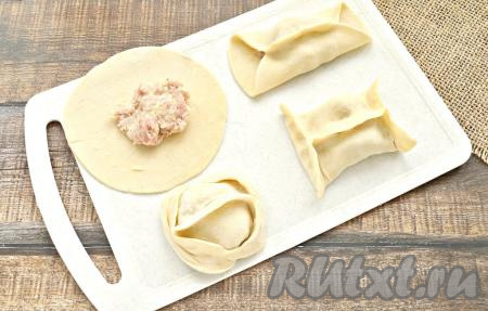 На каждую заготовку из теста выложить по 1 столовой ложке начинки. Слепить все манты, ориентируясь на предложенную технологию (смотрите фото).