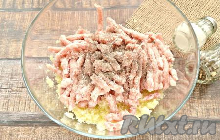 Добавить к капусте с луком мясной фарш (я использовала смешанный фарш из свинины и говядины), сдобрить по вкусу солью и молотым чёрным перцем.