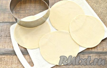 Приступаем к формированию мантов. Если предполагаете сразу же кушать манты, то параллельно налить в кастрюлю воду и поставить кипятиться. Тесто разделить на 3-4 куска. Каждый кусок теста раскатать на присыпанной мукой поверхности&nbsp; в тонкий пласт (толщиной 2 мм), из которого вырезать круглые заготовки. Я вырезаю заготовки из теста сервировочным кольцом диаметром 12 см.