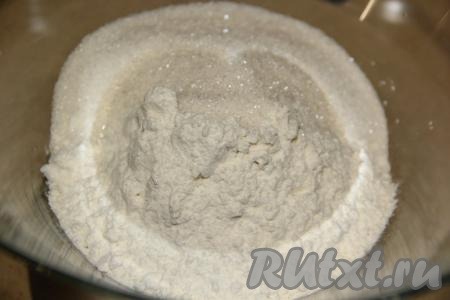 В миске соединить муку,&nbsp;сахар и соль.