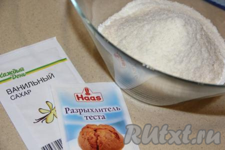 Затем всыпать кокосовую стружку, ванильный сахар и разрыхлитель. Перемешать сухие ингредиенты.