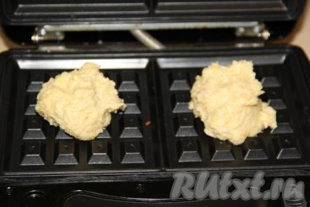 Разогреть электровафельницу. Выложить по одной столовой ложке кокосового теста в вафельницу.