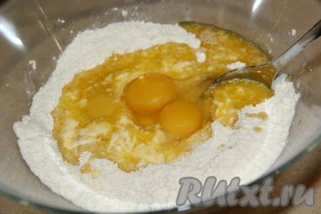 В сухие ингредиенты добавить яйца и растопленное не горячее масло.