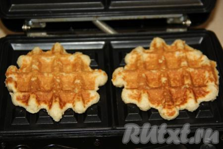 Закрыть крышку вафельницы и выпекать кокосовые вафли до золотистого цвета. Аналогично испечь вафли из оставшегося теста. У меня из этого количества теста получилось 12 вафель.
