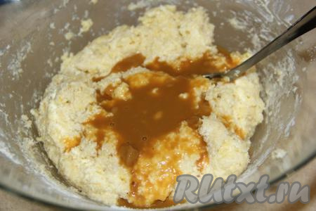 Влить ликер и перемешать тесто. Ликёр даёт вафлям аромат, если добавлять водку, то корочка у вафель будет хрустящая.