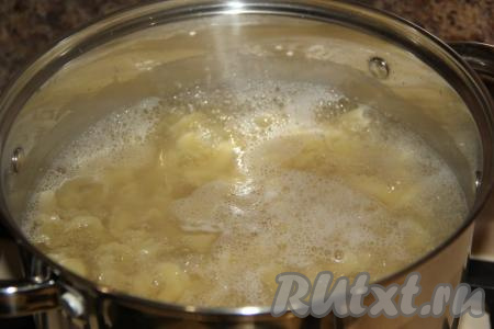 Вскипятить в кастрюле воду, подсолить, выложить в неё макароны, дать закипеть, перемешать, а после этого отварить до готовности (обычно макаронные изделия варятся минут 8-10, но точное время отваривания смотрите на упаковке макаронных изделий, которые вы готовите).