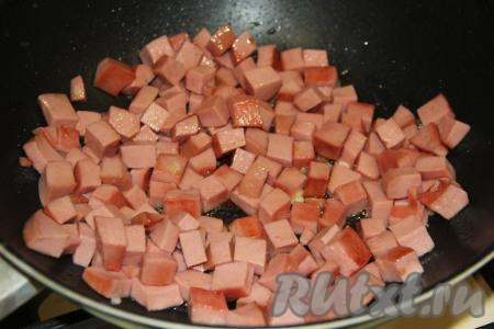 Обжарить колбаску на среднем огне до золотистого цвета, периодически перемешивая.