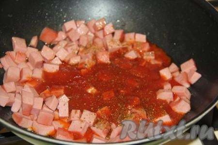 Томатную пасту соединить с 30 мл воды, перемешать и вылить в сковороду к обжаренной колбаске, по желанию, можно добавить щепотку любой приправы.