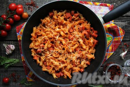 Аппетитные макароны с колбасой и сыром разложить со&nbsp;сковороды по порционным тарелкам, посыпать сыром, который мы откладывали, и подать в горячем виде к столу, можно дополнить соленьями или свежими овощами. Это простое блюдо готовится достаточно быстро, а получается сытным и вкусным, попробуйте!