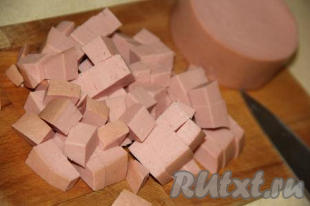 Колбасу нарезать на средние кубики.