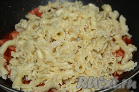 Добавить отваренные макароны в сковороду.