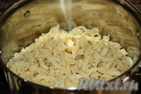 Отваренные макароны (ориентировочно должно получиться 400 грамм) откинуть на дуршлаг и промыть холодной водой. Оставить макароны в дуршлаге, чтобы стекла вода.