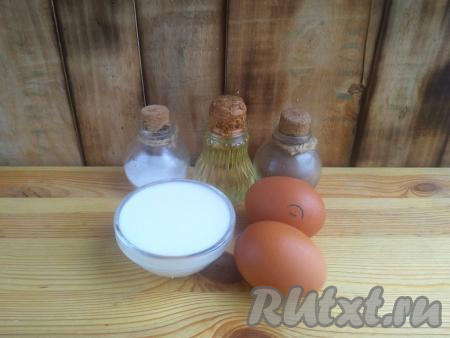 Подготовить продукты для приготовления омлета на кефире на сковороде.