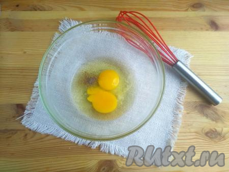 Яйца промыть в тёплой воде, разбить в миску, посолить и поперчить.