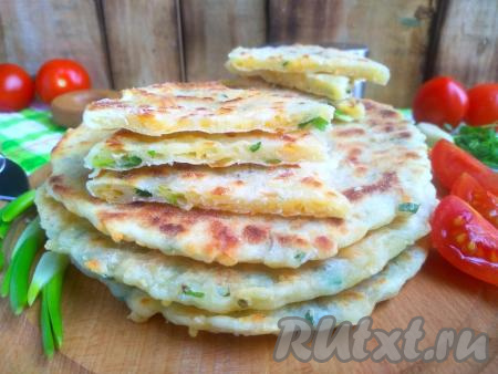 Лепёшки получаются хрустящими, с сырным вкусом, пикантной ноткой зелёного лука и молочным послевкусием. Их можно подать на завтрак к кофе или вместо хлеба к супу или борщу. Пожарьте на сковороде сырные лепёшки на молоке с зеленью, уверена, вам понравится их вкус!