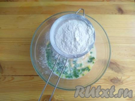 Всыпать просеянную муку, замесить мягкое, не липкое тесто.