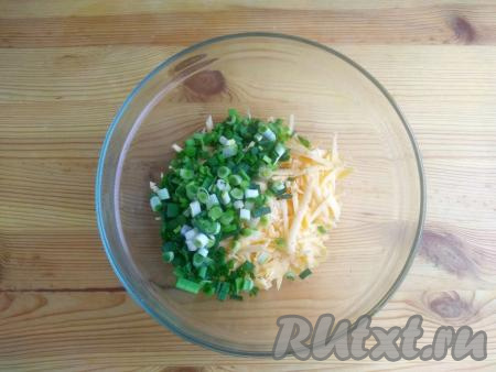 В качестве зелени я взяла зелёный лук, но подойдёт и петрушка, базилик или укроп. Зелень промыть в проточной воде, обсушить на полотенце. Нарезать мелко и выложить в миску к сыру.