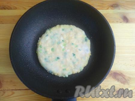 Сковороду раскалить, смазать растительным маслом. Выложить сырную лепёшку, жарить до золотистого цвета на среднем огне.