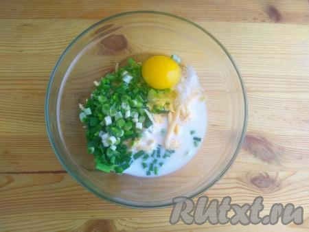 Влить молоко комнатной температуры, вбить сырое яйцо. Добавить соль и перец по вкусу, перемешать смесь.