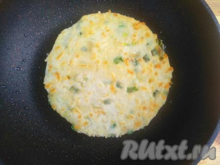 Перевернуть лепёшку и продолжать жарить тоже до золотистого цвета.