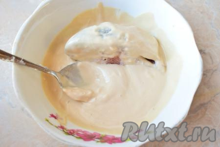 Все кусочки рыбы полностью обмакните в получившийся соус.