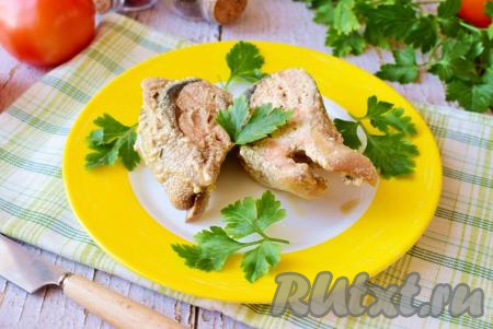 Вкусная и сочная горбуша в сметане, запечённая в фольге в духовке, готова! Подавать такую аппетитную рыбку следует сразу же к столу, дополнив свежими овощами или гарниром по вашему усмотрению.