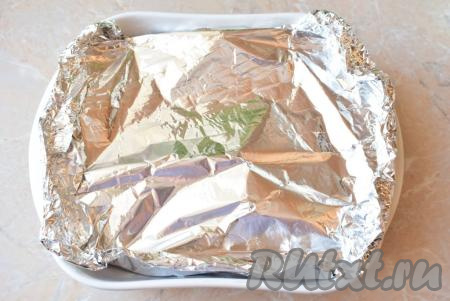 Сверху накройте форму ещё одним листом фольги и зажмите со всех сторон. Поставьте форму в духовку, предварительно разогретую до 180 градусов, на 30-35 минут.