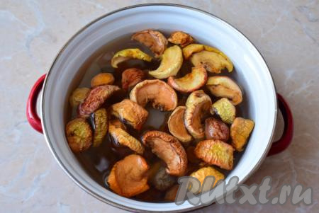 Для варки компота переложите сухофрукты в кастрюлю, залейте 1,5 литрами воды и поставьте на огонь, доведите до кипения.