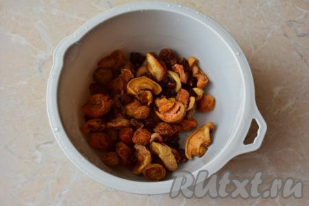 Затем горячую воду слейте, а сухофрукты промойте в холодной воде - с них смоется вся пыль. Откиньте сухофрукты на дуршлаг и дайте воде стечь.