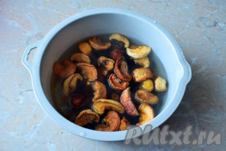 Для приготовления компота возьмите любые сухофрукты, выложите их в миску, полностью залейте их горячей водой и дайте постоять 3-5 минут.