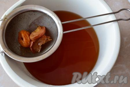 Готовый компот процедите через мелкое сито и перелейте в графин.