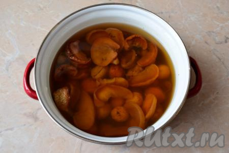 После закипания варите компот из сухофруктов на небольшом огне 25-30 минут. Затем огонь выключите, а компот оставьте настояться под крышкой до полного остывания.