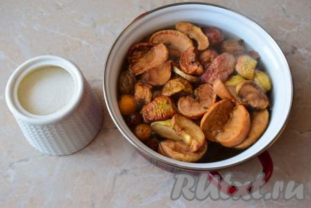 Добавьте немного сахара. В зависимости от сладости сухофруктов сахара может понадобиться чуть больше или меньше. Если сухофрукты очень сладкие, сахар можно и вовсе не добавлять. Поэтому, добавив сахар, попробуйте через некоторое время напиток на вкус и отрегулируйте сладость компота.